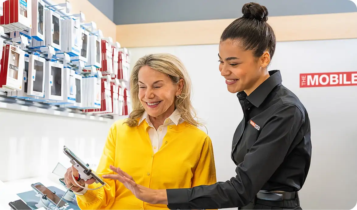 Mobilist helping a woman during an appointment